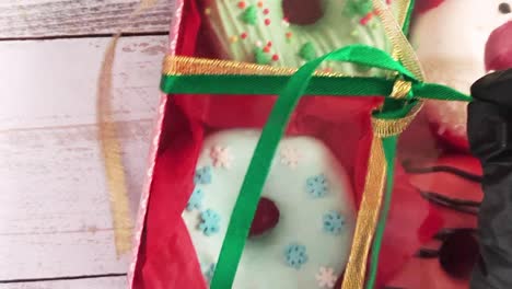 desempaquetando una caja de rosquillas de navidad, rosquillas con helado y salpicaduras