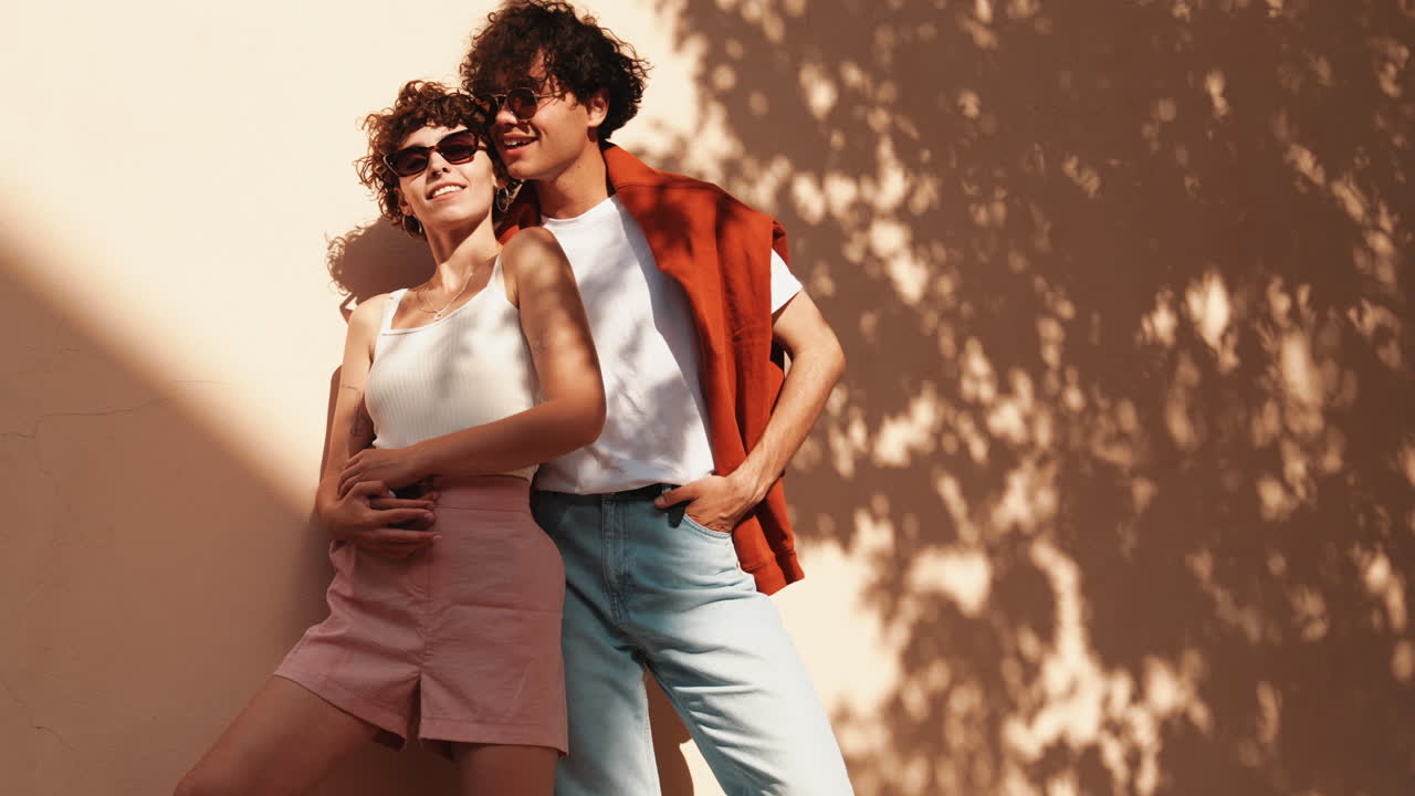 pareja posando al aire libre