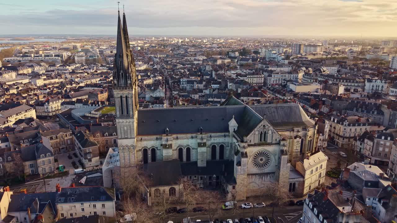 Il drone si allontana dalla Cattedrale di Saint-Maurice ad Angers all'alba, rivelando i tetti storici della città e lo skyline nella Valle della Loira, Francia occidentale.