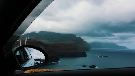 Stimmungsvolles-Wetter,-Blick-Aus-Dem-Autofenster-An-Einem-Dunklen,-Nebligen,-Düsteren-Tag,-Regenwolken,-Sturmhimmel,-Regnerischer-Tag-Im-Auto,-Transport,-Missmut,-Landschaft,-Reisendes-Fahrzeug,-Wechselhaftes,-Veränderliches-Klima,-Neblig