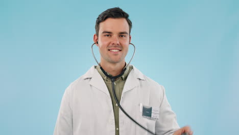 médico, hombre y cara con estetoscopio en el estudio