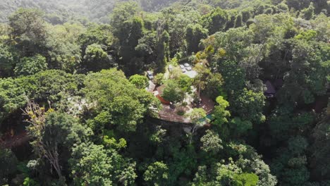 trinidad conocida por su carnaval y fiestas salvajes también tiene un lugar para eventos construido en el acantilado en la selva tropical del norte del pueblo de maracas
