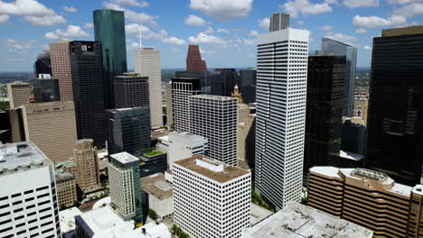 Paisaje-Urbano-Del-Centro-De-Houston,-Día-Soleado-En-Texas,-Estados-Unidos---Retroceso,-Disparo-De-Drone