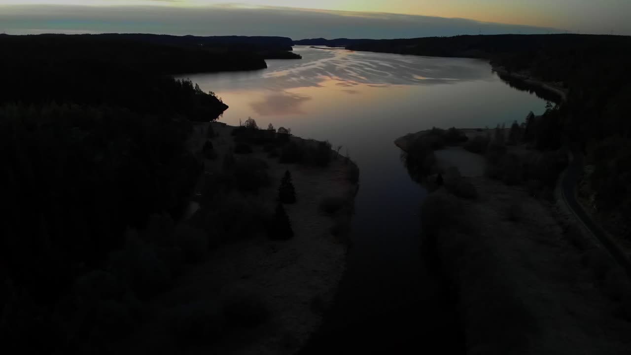 Kaunis järvimaisema Ruotsissa ilmasta käsin kuvattuna, värikäs auringonlaskun heijastus vedessä