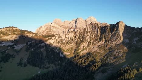fotografía aérea de los alpes suizos y un lago situado en el valle cerca del bosque