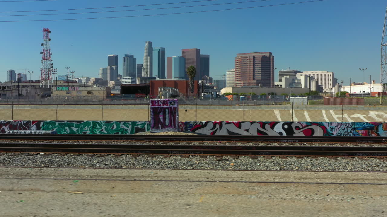 levantando un dron aéreo desde el río la revelando el horizonte del centro de los angeles en california usa