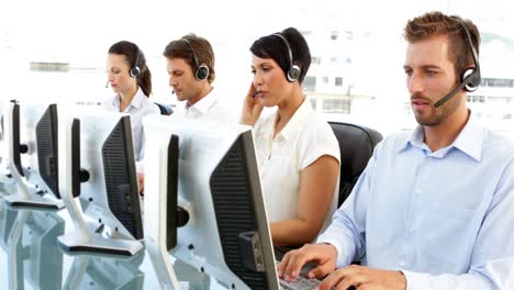 agentes de servicio al cliente trabajando