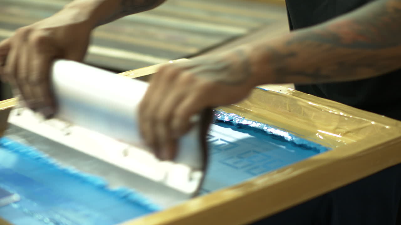 티셔츠에 실크스크린 인쇄 후 송풍기로 건조