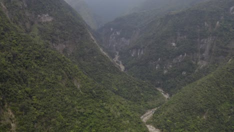 Vista-Aérea-Que-Se-Eleva-Sobre-El-Río-Sinuoso-A-Lo-Largo-Del-Valle-Verde-Tropical-De-Taroko-Selva-Densa-Bosque-Desierto