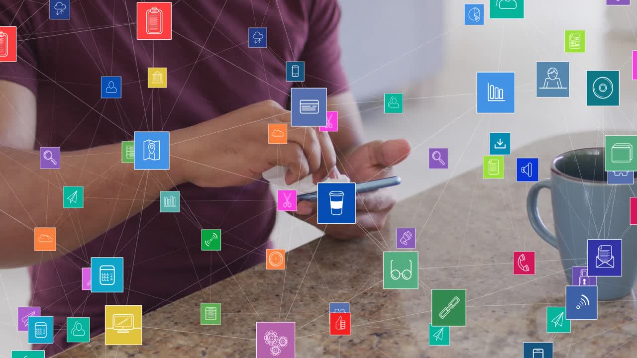 animación de la red de conexiones con iconos sobre el hombre biracial limpiando el teléfono inteligente.