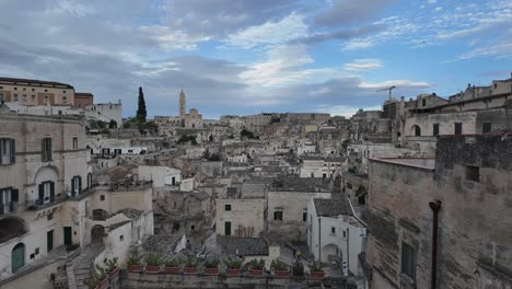 Wolken-Enthüllen-Die-Antike-Stadt-Matera-In-Einem-Faszinierenden-Zeitraffer,-Region-Basilikata,-Italien