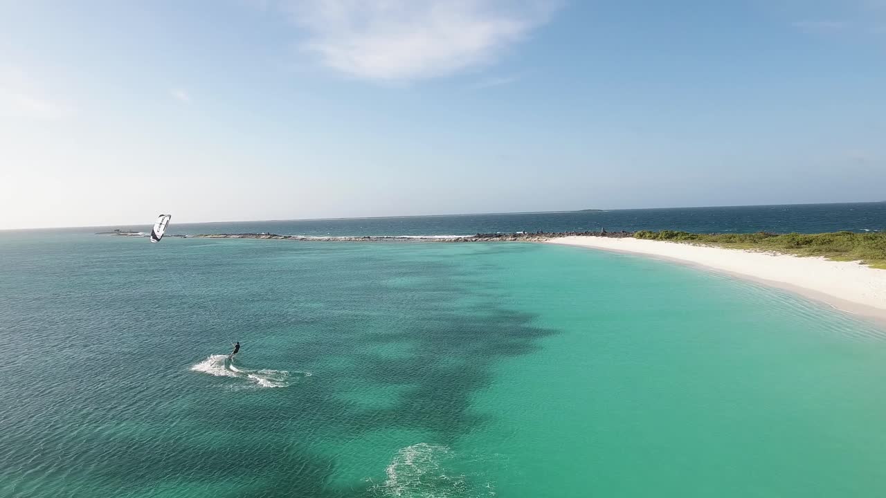 카이트서핑 점프, 사람이 어려운 트릭 앞 하얀 모래 해변, 로스 로케스를 만듭니다.