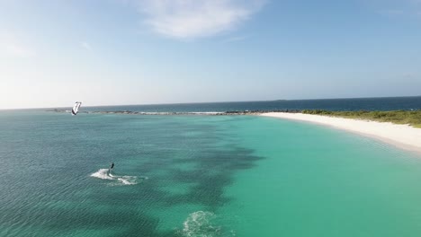 Salto-De-Kitesurf,-El-Hombre-Hace-Un-Truco-Difícil-Frente-A-La-Playa-De-Arena-Blanca,-Los-Roques