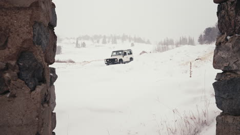 Land-Rover-Verteidiger-D90-Off-roading-Bergab-Auf-Verschneiter-Straße-In-Den-Felsigen-Bergen-Hinterland-Alpenwald-Wald-In-Der-Nähe-Von-Nederland-Boulder-Colorado