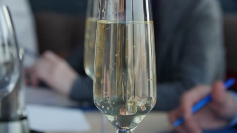 copas de champán en una reunión de negocios