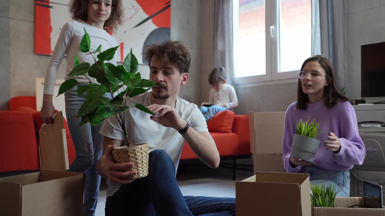 가족 그룹: 남자와 여자, 남편과 아내, 자녀와 함께, 소년과 소녀, 새로운 아파트로 이사, 상자에서 물건과 물건을 꺼내고, 포장하거나 풀어