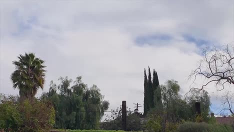 lapso de tiempo del cielo en el valle de san fernando después de la lluvia en un día nublado y sombrío