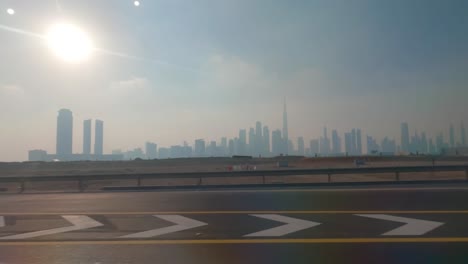 Disfrute-De-Una-Vista-Impresionante-Del-Impresionante-Horizonte-De-Dubai-Desde-La-Comodidad-De-Su-Automóvil