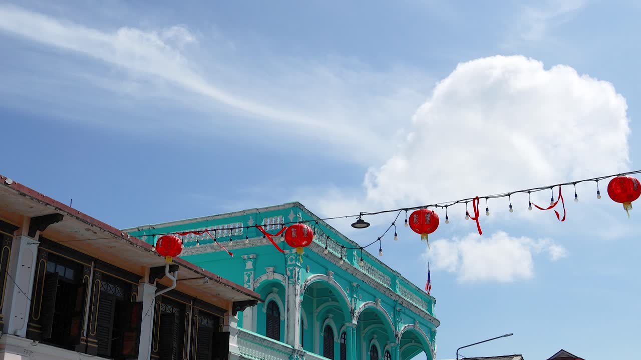 푸켓의 오래된 마을에서 축제 장식으로 바쁜 거리 장면