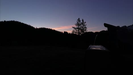 Brunnen-Mit-Frischem-Quellwasser-Am-Frühen-Morgen-In-Den-Bergen-Mit-Sonnenaufgang-Im-Hintergrund,-Österreich,-Europa