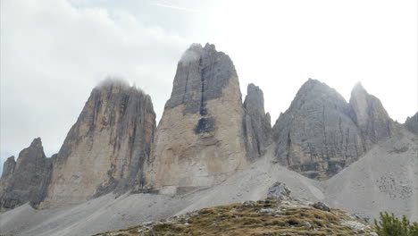 Vista-Impresionante-De-Los-Tres-Picos-De-Lavaredo-En-Un-Día-Soleado-En-El-Sur-Del-Tirol,-Italia