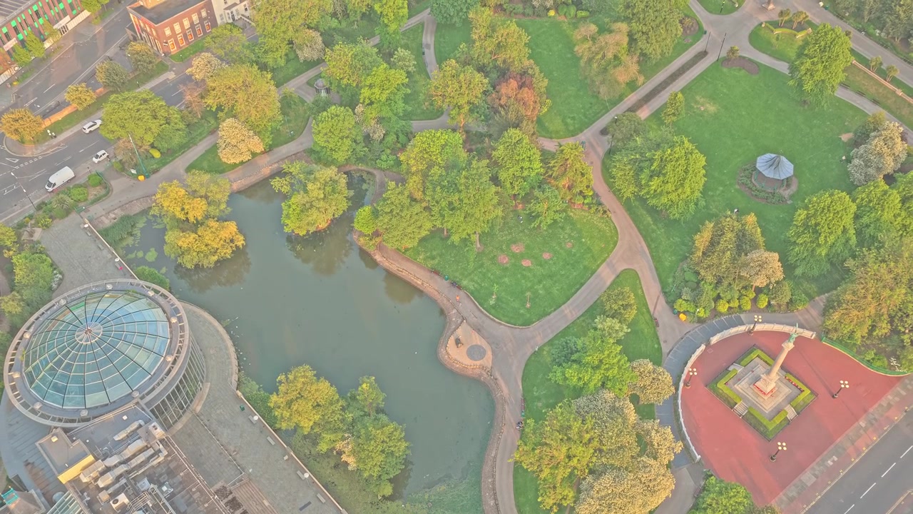 Mowbray Park a Sunderland, Tyne and Wear, Inghilterra, che rivela il Sunderland Museum and Winter Gardens, la fontana potabile William Hall, un lago ornamentale e un parco vittoriano, ascesa lenta con drone