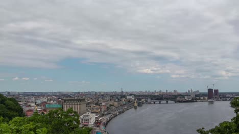 Zeitraffer-Von-Wolken-über-Dem-Fluss-Und-Der-Stadt-Kiew,-Ukraine