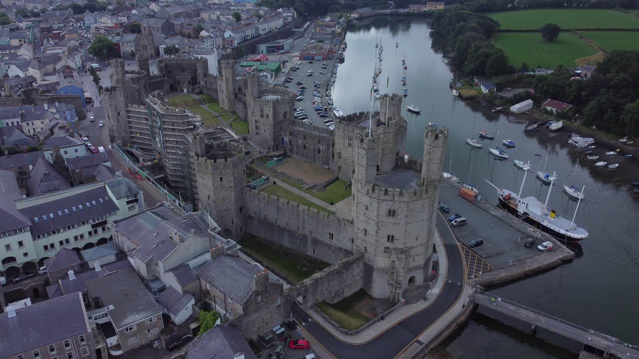 antiguo caernarfon castillo galés puerto ciudad vista aérea medieval frente al mar punto de referencia derecho con vistas órbita tiro
