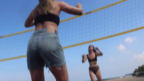 Mädchen-Spielen-Beachvolleyball.