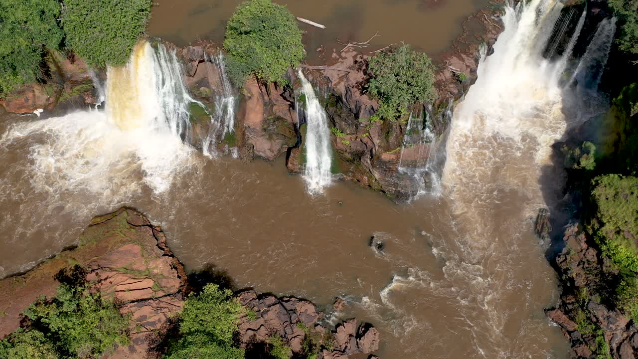 vista aérea de la cascada prata en el parque nacional chapada das mesas