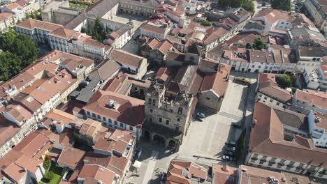 Half-Orbit-Shot-Iglesia-Congregados-En-Braga-Portugal-área-Urbana-En-El-Día