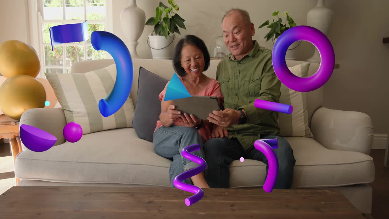 Donna che tocca un tablet attivando forme 3D viola fluttuanti mentre un uomo si unisce a lei ed entrambi esplorano un'app tecnologica