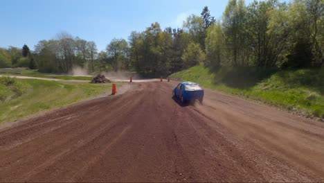 Coche-De-Rally-Con-Bandera-Sueca-Acelerando-En-Un-Camino-De-Tierra