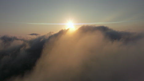 Puesta-De-Sol-Sobre-Nubes-En-Movimiento-Con-Destellos-De-Lente-Anamórficos