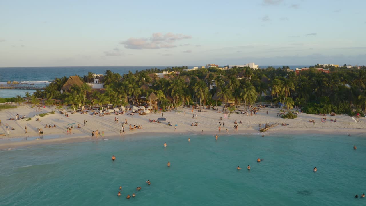 Gente divirtiéndose en la playa