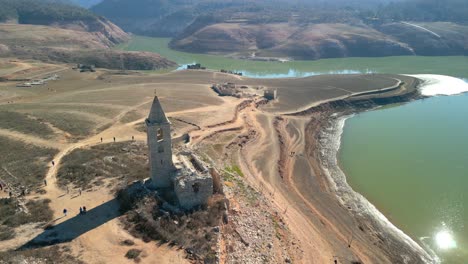 Iglesia-Del-Pantano-Dique-Del-Pantano-Del-Sur-En-Cataluña,-España,-Intensa-Sequía-En-2024-Pantano-Del-Sur