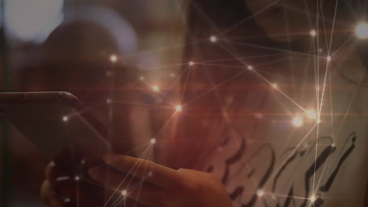 태블릿을 사용하는 사업가에 대한 연결 네트워크의 애니메이션