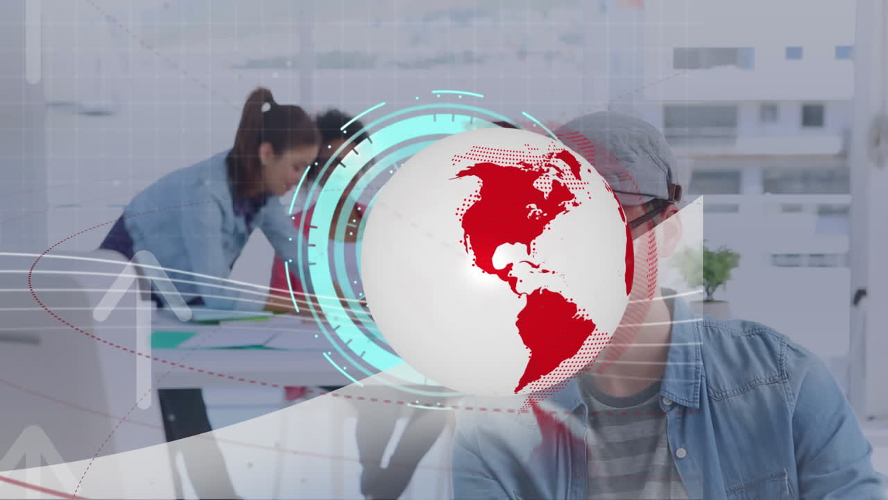 animación del globo y el escáner con datos de procesamiento de reloj, sobre diversos colegas que trabajan en la oficina