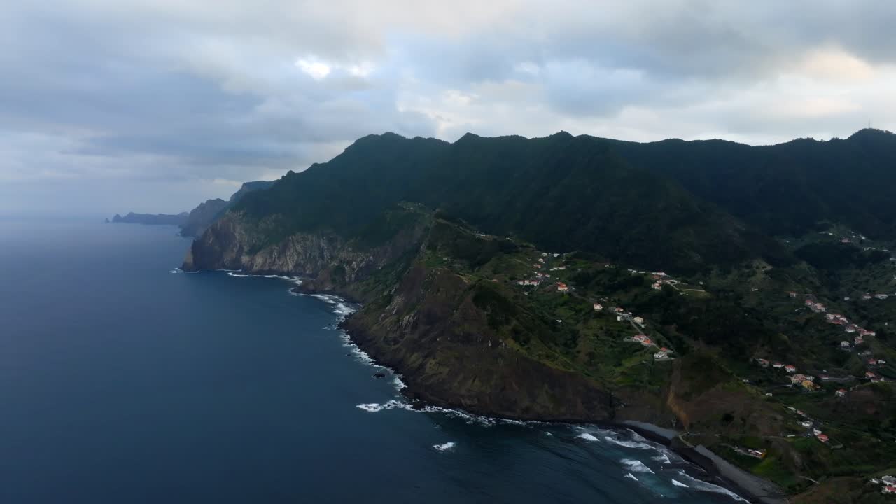 Filmato drone a Porto da Cruz a Madeira, Portogallo