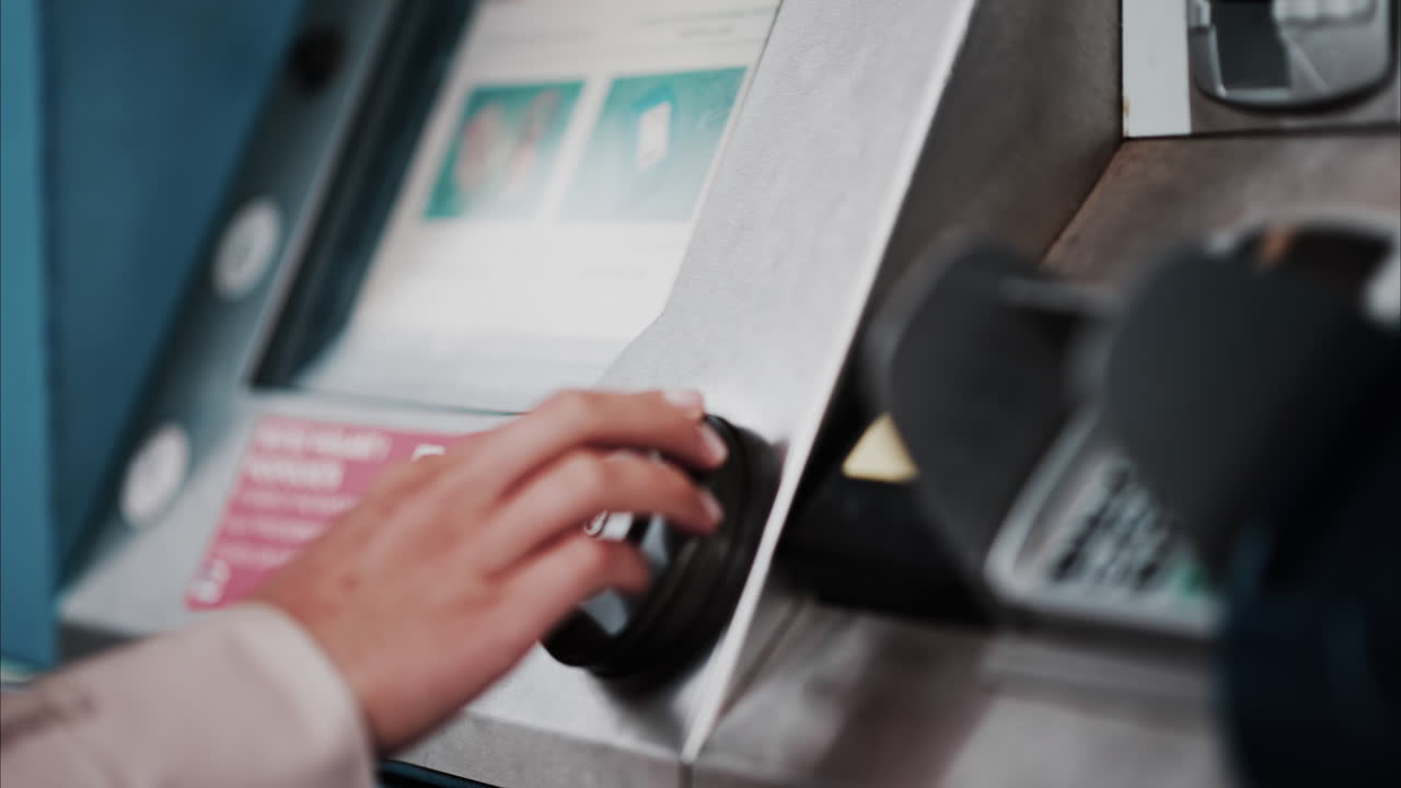 Primo piano di una donna che acquista biglietti del treno dal distributore automatico