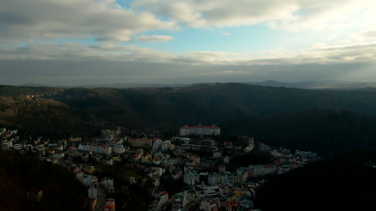 이른 따뜻한 햇빛 유럽 도시와 추운 겨울 아침에 소나무 숲의 공중 전망