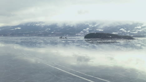 Hermosa-Vista-Al-Lago-En-Steinsfjorden-Vik-Noruega---Toma-Aérea