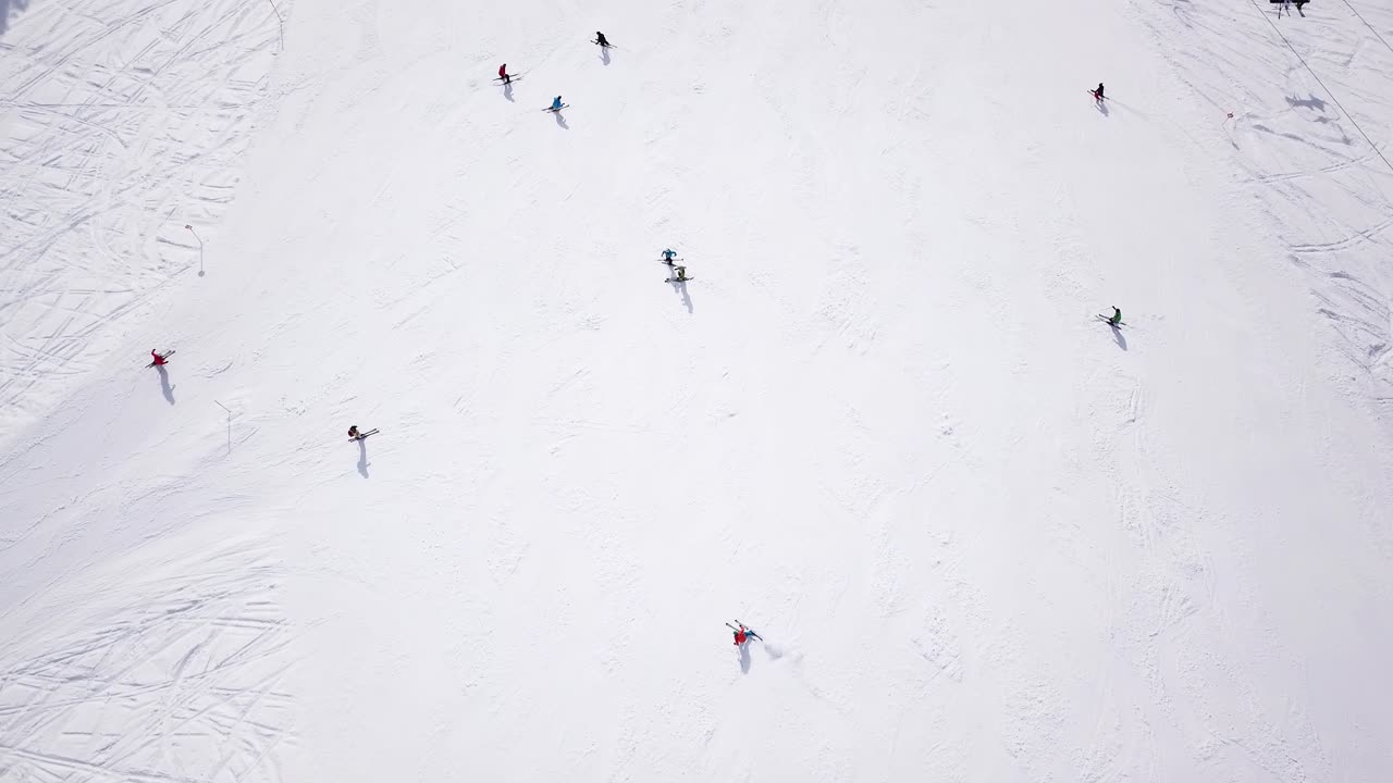 4k 공중 영상, 스키 지역의 스키 슬로프에서 스키어를 따라가는 드론