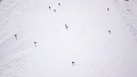 imágenes aéreas de 4k, drones siguiendo a los esquiadores en una pista de esquí en la región de esquí