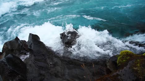 mirando hacia abajo el agua azul del río que fluye a través de las rocas durante el día