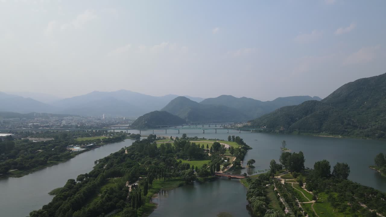 drone aéreo volando a través del condado de gapyeong y la provincia de gyeonggi, corea