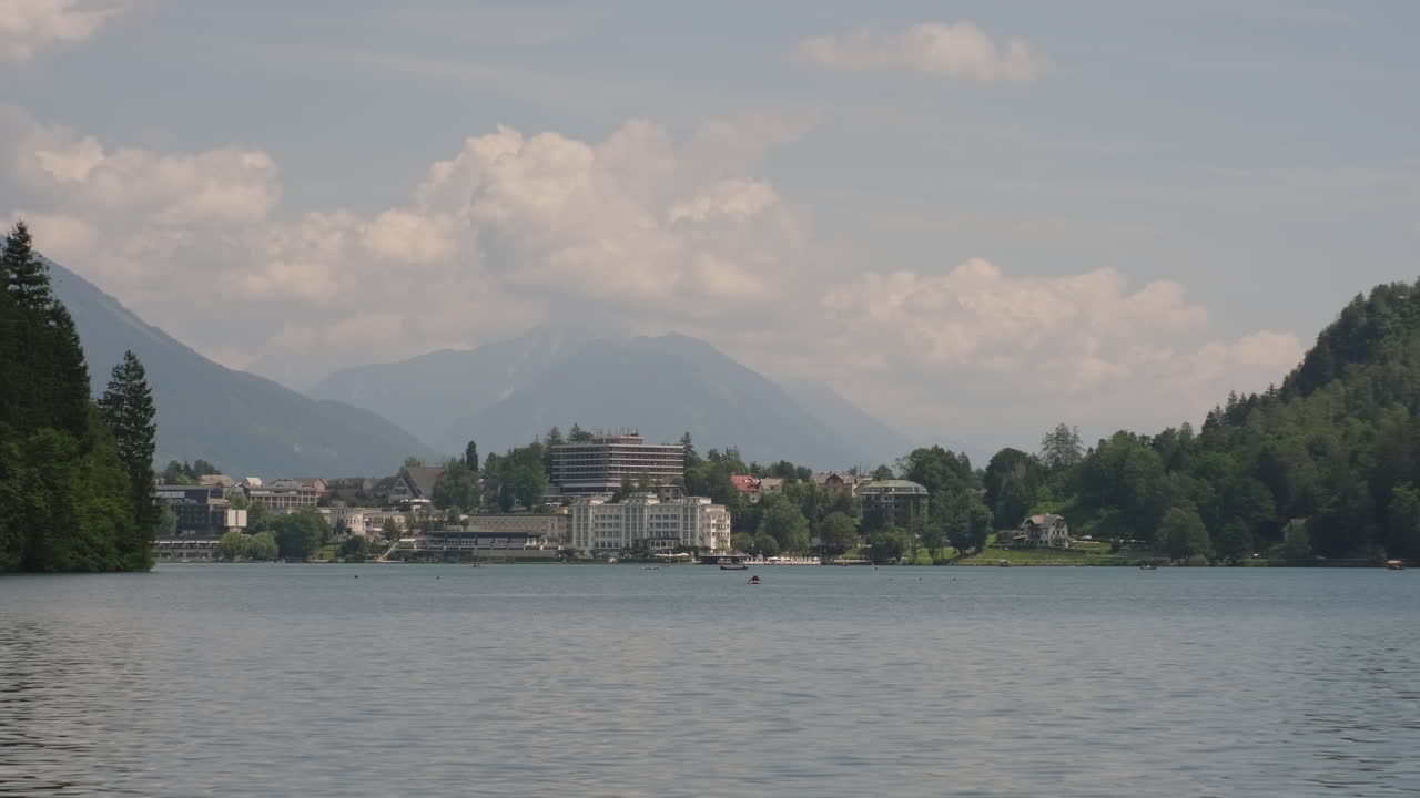 Lago di Bled, Slovenia: paesaggio con barche e montagne