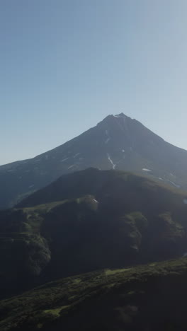 paisaje montañoso volcánico