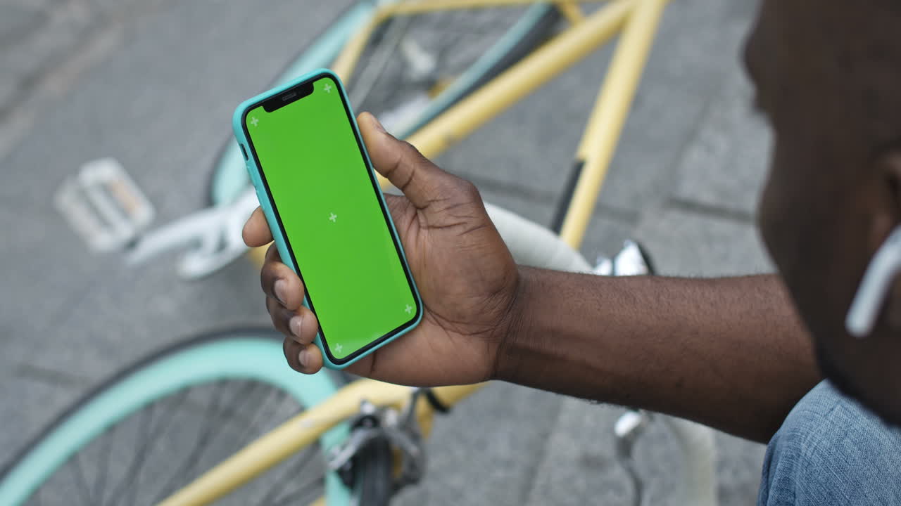 Person, der bruger smartphone med grøn skærm