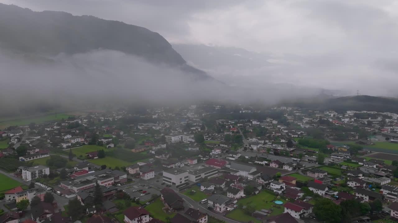 안개 가 가득 한 스위스 알프스 의 한 마을 의 공중 사진